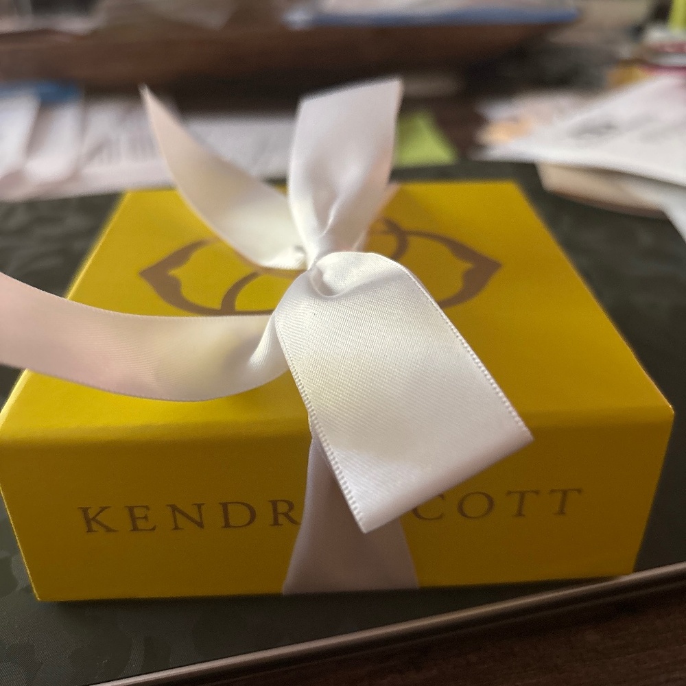 Kendra Scott pendant necklace